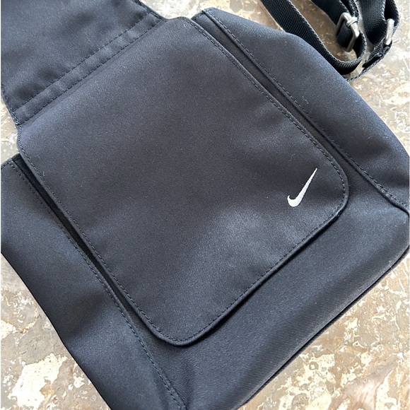 Nike | Unisex black crossbody bag, front snap flap, adjustable strap, pocket, OS - Picture 6 of 13